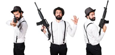 Bir tüfek tutarak sakallı hippi adam