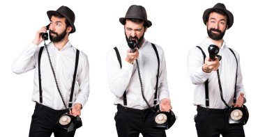 Konuşmak için vintage telefon sakallı hippi adam