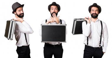 Bir evrak çantası elinde sakallı hippi adam