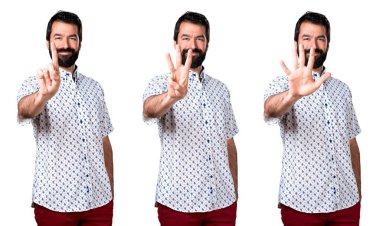 Bir, üç ve beş sayma sakallı yakışıklı esmer adam