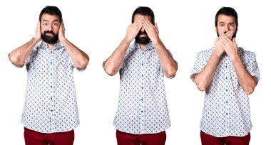 Onun gözleri, kulakları ve ağız kapsayan sakallı yakışıklı esmer adam