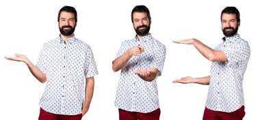 Bir şey tutan sakallı yakışıklı esmer adam