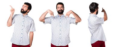 Sakal aşağı, yukarı ve aşağı dönük ile esmer yakışıklı