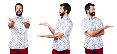 Bir şey sunmak sakallı yakışıklı esmer adam