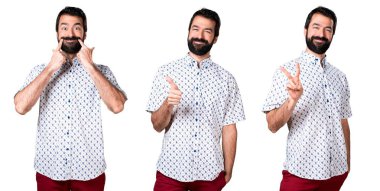 Başparmak ile sakallı yakışıklı esmer adam