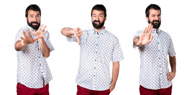 Kötü sinyal yapma sakallı yakışıklı esmer adam