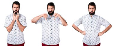 Kötü sinyal yapma sakallı yakışıklı esmer adam