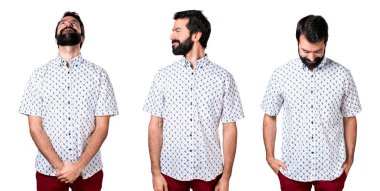 Yukarı ve aşağı yan, seyir sakallı yakışıklı esmer adam