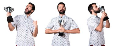 Bir kupa tutan sakallı yakışıklı esmer adam