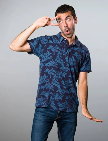 Esmer adam gri arka plan üzerinde dans