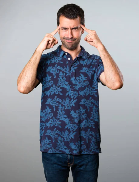 Esmer adam gri arka plan üzerinde düşünme