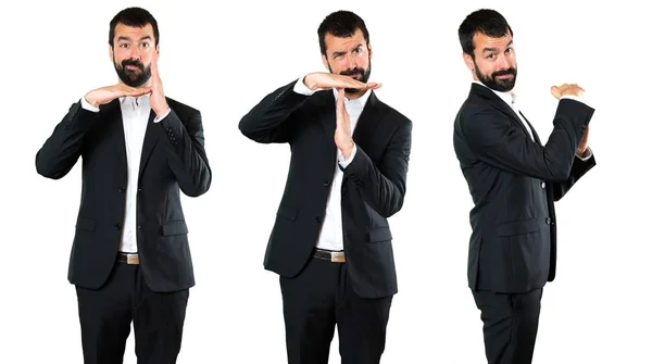 Conjunto de hombre de negocios guapo haciendo el gesto de tiempo fuera — Foto de Stock