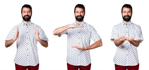 Bir şey tutan sakallı yakışıklı esmer adam