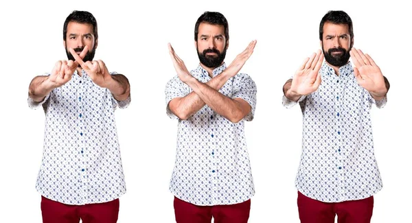 Hiçbir hareketi yapma sakallı yakışıklı esmer adam