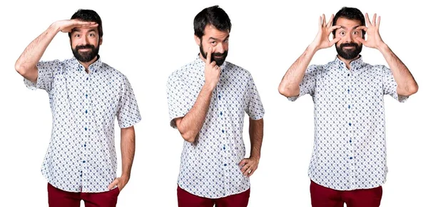 Bir şeyler gösteriyor sakallı yakışıklı esmer adam