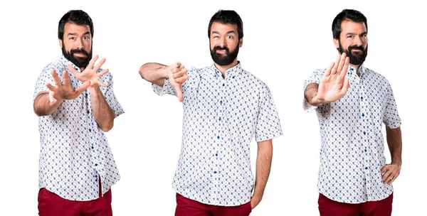 Kötü sinyal yapma sakallı yakışıklı esmer adam