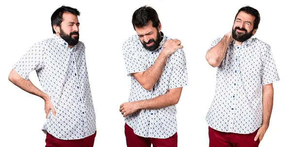 Sırt ağrısı, boyun ağrısı ve omuz ağrısı sakallı yakışıklı esmer adam