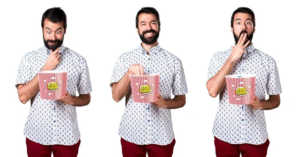 Popcorns yeme sakallı yakışıklı esmer adam