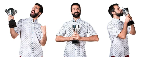 Bir kupa tutan sakallı yakışıklı esmer adam