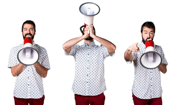 Megafon tarafından bağırarak sakallı yakışıklı esmer adam