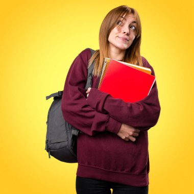 Renkli arka plan üzerinde önemsiz jest yaparak öğrenci kadın