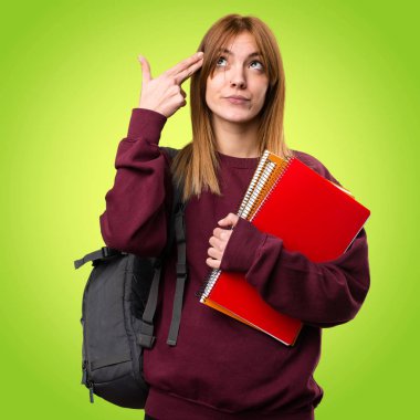 Öğrenci kadın yapma intihar jest renkli arka plan üzerinde