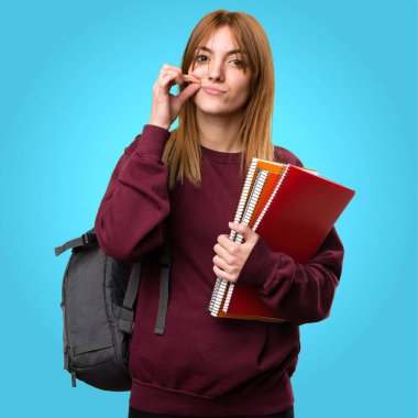 Öğrenci kadın yapma sessizlik jest renkli arka plan üzerinde