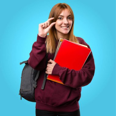 Renkli arka plan üzerinde küçük işareti yaparak öğrenci kadın