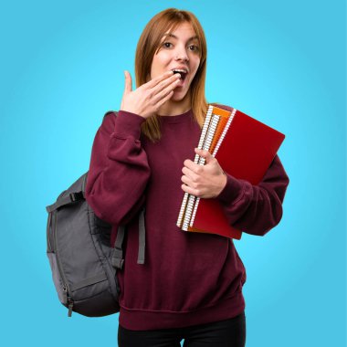 Öğrenci kadın yapma sürpriz jest renkli arka plan üzerinde