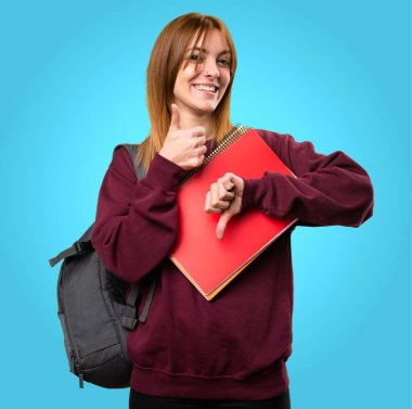 İyi-kötü işaret renkli arka plan üzerinde yapma öğrenci kadın