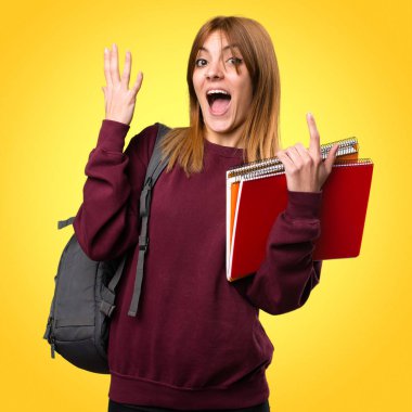 Öğrenci kadın yapma sürpriz jest renkli arka plan üzerinde