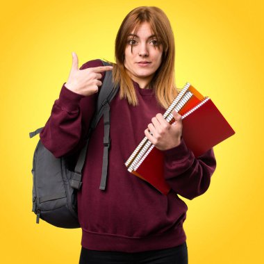 Öğrenci kadın yapma sürpriz jest renkli arka plan üzerinde