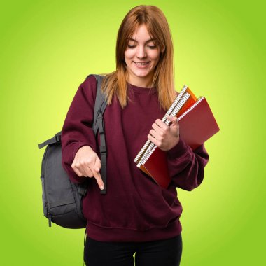 Renkli arka plan üzerinde aşağıyı öğrenci kadın