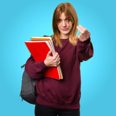 Öğrenci kadının renkli arka plan üzerinde önümüzdeki jest yapması