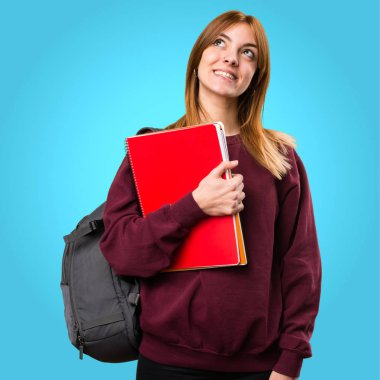 Renkli arka plan üzerinde ararken öğrenci kadın