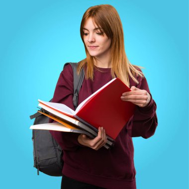 Öğrenci kadın renkli arka plan üzerinde kitap okuma