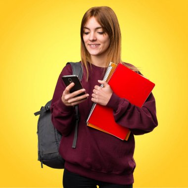 Öğrenci kadın renkli arka plan üzerinde için mobil söz