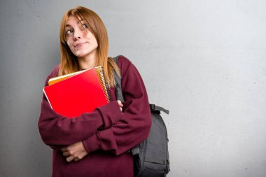 Öğrenci kadın gri arka plan üzerinde önemsiz jest yapma