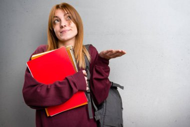 Öğrenci kadın gri arka plan üzerinde önemsiz jest yapma