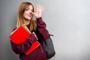 Gri arka plan üzerine espri öğrenci kadın