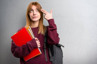 Öğrenci kadın yapma intihar jest gri arka plan üzerinde