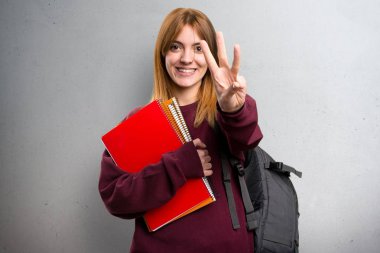 Öğrenci kadın üç gri arka plan üzerinde sayma