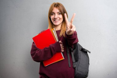 Öğrenci kadın iki gri arka plan üzerinde sayma