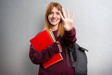 Öğrenci kadın dört gri arka plan üzerinde sayma