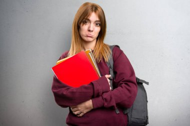 Gri arka plan üzerinde üzgün öğrenci kadın
