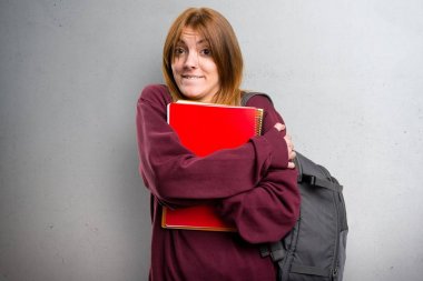 Öğrenci kadın gri arka plan üzerinde dondurma