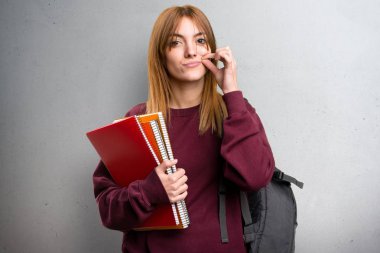Öğrenci kadın yapma sessizlik jest gri arka plan üzerinde