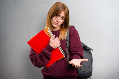 Gri arka plan üzerinde yorgun öğrenci kadın