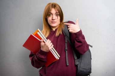 Öğrenci kadın yapma sürpriz jest gri arka plan üzerinde