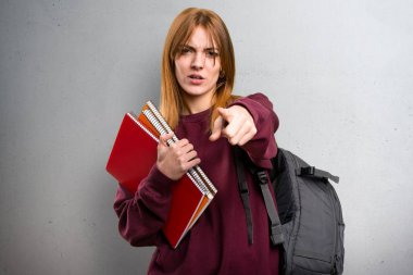 Gri arka plan üzerine bağırarak öğrenci kadın